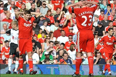 Nỗi thất vọng quá rõ ràng nơi Gerrard và Carragher trong trận hoà Fulham 0-0. Nỗi thất vọng quá rõ ràng nơi Gerrard và Carragher trong trận hoà Fulham 0-0.