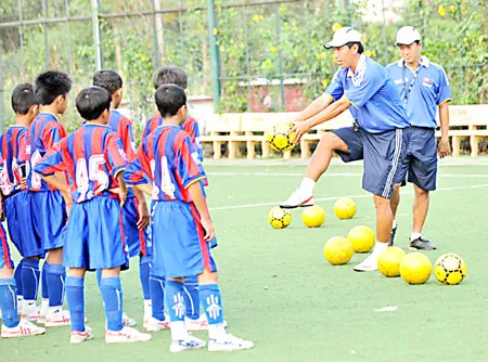 HLV Trần Minh Chiến: Triển vọng lứa cầu thủ đầu tiên của PVF