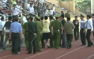 Hình ảnh camera quay được từ phía sau cảnh các nhân viên sân Thiên Trường lôi xốc phóng viên Duy Bùi vào khu vục sau khán đài A trong sự chứng kiến của hàng ngàn khán giả trên sân.