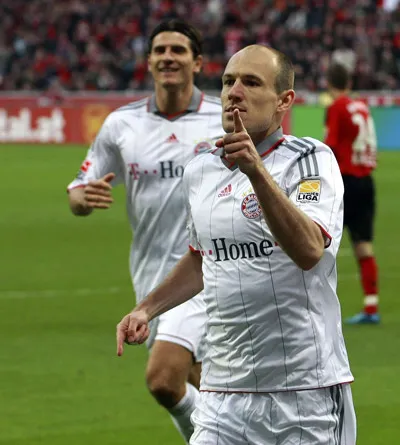 Bayern của Arjen Robben khởi đầu chậm chạp, nhưng giờ là ứng viên số một cho chức vô địch. Bayern của Arjen Robben khởi đầu chậm chạp, nhưng giờ là ứng viên số một cho chức vô địch.