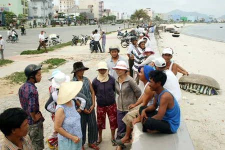 Hàng chục ngư dân tập trung trước công trình Khu đô thị Đa Phước trong trong những ngày qua để phán đối việc san lấp biển, lấn chiếm vị trí neo đậu thuyền của họ (ảnh chụp sáng 15-4) Hàng chục ngư dân tập trung trước công trình Khu đô thị Đa Phước trong trong những ngày qua để phán đối việc san lấp biển, lấn chiếm vị trí neo đậu thuyền của họ (ảnh chụp sáng 15-4)