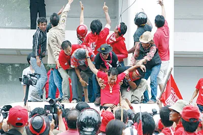 Một thủ lĩnh phe áo đỏ được giải thoát. Ảnh: Bangkok Post Một thủ lĩnh phe áo đỏ được giải thoát. Ảnh: Bangkok Post