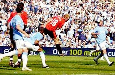 Paul Scholes (số 18) đánh đầu ghi bàn ấn định chiến thắng cho Man.United. Paul Scholes (số 18) đánh đầu ghi bàn ấn định chiến thắng cho Man.United.