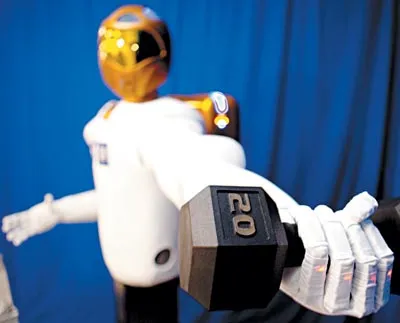 Mỗi bàn tay của Robonaut2 không chỉ nắm mà còn có thể nâng vật nặng đến 9kg. Ảnh: NASA Mỗi bàn tay của Robonaut2 không chỉ nắm mà còn có thể nâng vật nặng đến 9kg. Ảnh: NASA