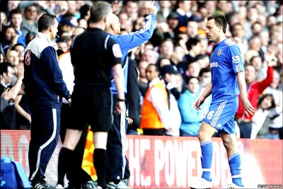Hậu vệ John Terry bị truất quyền thi đấu ở phút 67, sẽ bị treo giò trận tới. Hậu vệ John Terry bị truất quyền thi đấu ở phút 67, sẽ bị treo giò trận tới.