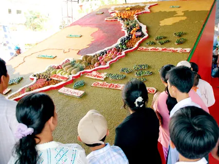 Bản đồ Việt Nam làm bằng trái cây tại Festival. Ảnh: Đức Trí Bản đồ Việt Nam làm bằng trái cây tại Festival. Ảnh: Đức Trí