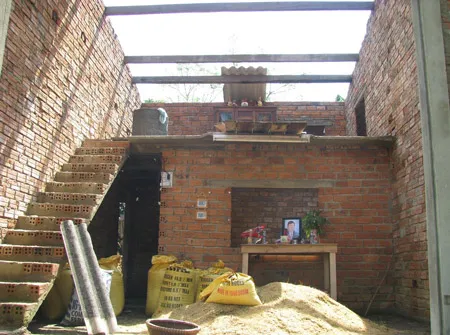 Căn nhà của bà Nguyễn Thị Anh (thôn Lộc Đông, huyện Quế Lộc) bị gió lốc cuốn toàn bộ phần mái