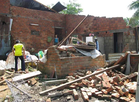 Lốc xoáy cuốn sập nhà của anh Phạm Bá Lập (xóm 5, thôn Lộc Đông, xã Quế Lộc)