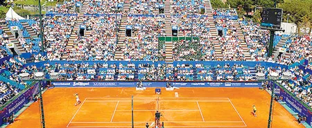 Quang cảnh sân trung tâm ở khu phức hợp Real Club de Tenis Barcelona 1999. Quang cảnh sân trung tâm ở khu phức hợp Real Club de Tenis Barcelona 1999.
