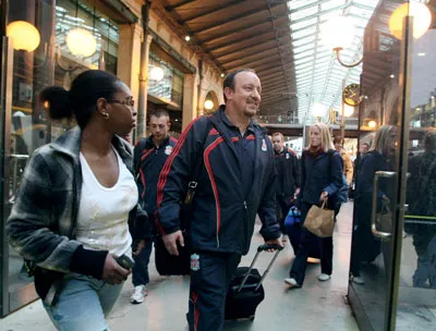 HLV Liverpool Raphael Benitez (phải) vẫn tươi cười khi vừa đến Paris hôm thứ Ba. HLV Liverpool Raphael Benitez (phải) vẫn tươi cười khi vừa đến Paris hôm thứ Ba.
