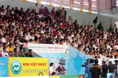 Cúp Hùng Vương 2010 thèm có được lượng khán giả đông đảo giống như ở Đắk Lắk và Gia Lai mùa giải 2009. Ảnh: Nguyễn Nhân Cúp Hùng Vương 2010 thèm có được lượng khán giả đông đảo giống như ở Đắk Lắk và Gia Lai mùa giải 2009. Ảnh: Nguyễn Nhân