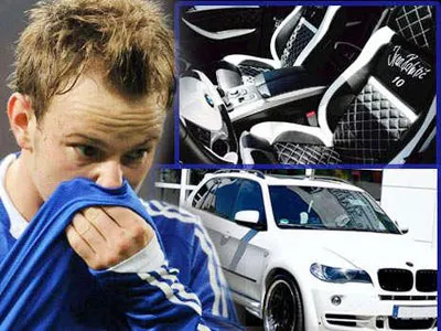 Chiếc xe của Ivan Rakitic điềm nhiên bị rao bán như không.