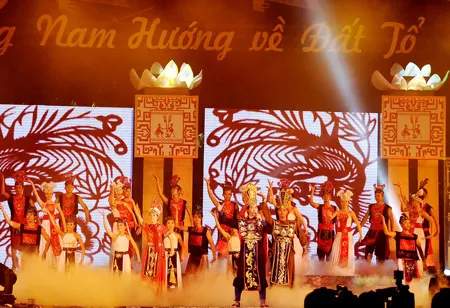 Tiết mục Đại Nam huyền thoại do ca sỹ Nguyễn Phi Hùng, Mai Trang và vũ đoàn ABC biểu diễn. Ảnh: An Dung Tiết mục Đại Nam huyền thoại do ca sỹ Nguyễn Phi Hùng, Mai Trang và vũ đoàn ABC biểu diễn. Ảnh: An Dung