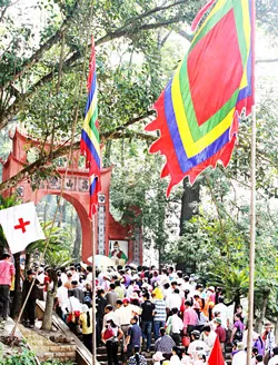 Hàng vạn du khách trong và ngoài nước hướng về Đền Hùng trong ngày giỗ Tổ. Ảnh: NHẬT ANH Hàng vạn du khách trong và ngoài nước hướng về Đền Hùng trong ngày giỗ Tổ. Ảnh: NHẬT ANH