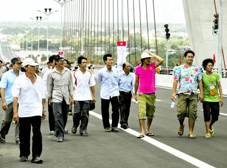 Những người dân đầu tiên lên tham quan cầu Cần Thơ sáng 24-4. Ảnh: TRỌNG NGHI Những người dân đầu tiên lên tham quan cầu Cần Thơ sáng 24-4. Ảnh: TRỌNG NGHI