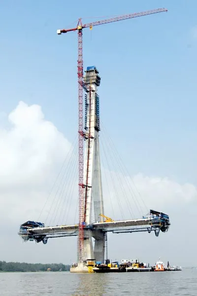 Trụ tháp cao 164m và những sợi dây văng đầu tiên được căng trên công trình (2007). Trụ tháp cao 164m và những sợi dây văng đầu tiên được căng trên công trình (2007).