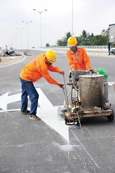 Đầu quý 1 - 2010, công nhân đã kẻ sơn phân làn xe. Đầu quý 1 - 2010, công nhân đã kẻ sơn phân làn xe.
