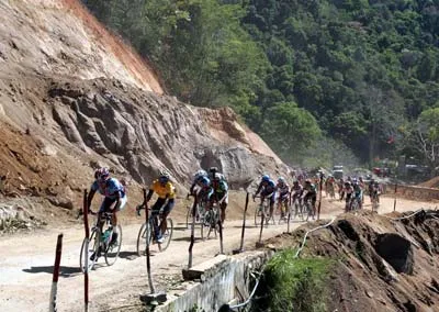 Nhiều đoạn đường quá xấu khiến các tay đua bị bể vỏ xe liên tục. Nhiều đoạn đường quá xấu khiến các tay đua bị bể vỏ xe liên tục.