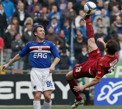 Tiền vệ Roma Marco Motta (phải) phá bóng trước Antonio Cassano (Sampdoria) Tiền vệ Roma Marco Motta (phải) phá bóng trước Antonio Cassano (Sampdoria)