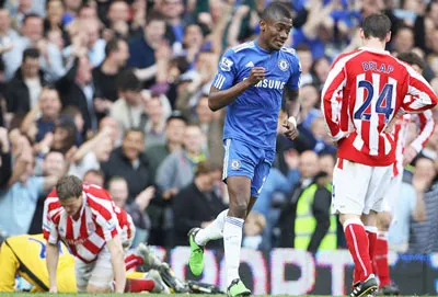 Đại thắng Stoke City, Chelsea giành lại ngôi đầu