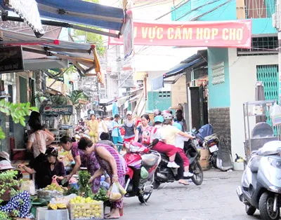 Chợ tự phát hoành hành