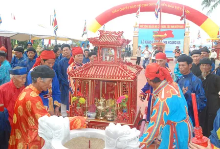 Đưa linh vị các hùng binh Hoàng Sa về đình làng An Vĩnh Đưa linh vị các hùng binh Hoàng Sa về đình làng An Vĩnh