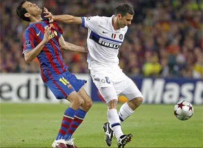Tiền vệ Motta (áo trắng, Inter) phải nhận thẻ đỏ sau pha phạm lỗi với Busquets. Tiền vệ Motta (áo trắng, Inter) phải nhận thẻ đỏ sau pha phạm lỗi với Busquets.