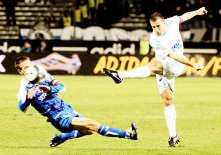 2 giờ ngày 1-5, Auxerre (2) - Marseille (1): Còn hơn cả chuyện phục thù!