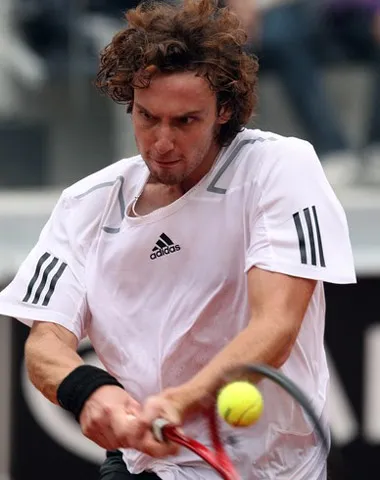 Gulbis - tay vợt xếp ngoài tốp 20 thứ 3 đánh bại Fed trong năm nay. Gulbis - tay vợt xếp ngoài tốp 20 thứ 3 đánh bại Fed trong năm nay.