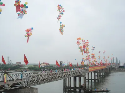 Thả hoa bóng trên cầu Hiền Lương (cũ) Thả hoa bóng trên cầu Hiền Lương (cũ)