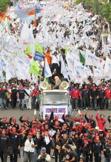 Indonesian labourers rally toward the presidential palace in Jakarta on May 1, 2010. Indonesian labourers rally toward the presidential palace in Jakarta on May 1, 2010.