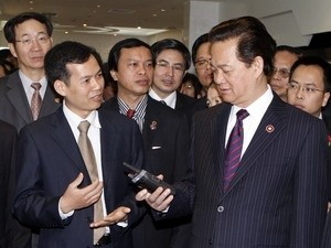 A manager from telecom equipment provider Zhongxing group’s Shanghai R&D Center introduces a product to Prime Minister Nguyen Tan Dung (1st, R) A manager from telecom equipment provider Zhongxing group’s Shanghai R&D Center introduces a product to Prime Minister Nguyen Tan Dung (1st, R)
