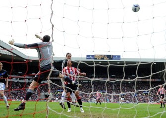 Sunderland's goalkeeper Craig Gordon (L) saves from Manchester United's Bulgarian forward Dimitar Berbatov (C) during the English Premiership football match at The Stadium Of Light, Sunderland, on May 2, 2010. AFP PHOTO Sunderland's goalkeeper Craig Gordon (L) saves from Manchester United's Bulgarian forward Dimitar Berbatov (C) during the English Premiership football match at The Stadium Of Light, Sunderland, on May 2, 2010. AFP PHOTO