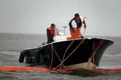 Workers place oil booms in an effort to protect the Louisiana coast from the massive oil spill in the Gulf of Mexico on May 2. AFP photo Workers place oil booms in an effort to protect the Louisiana coast from the massive oil spill in the Gulf of Mexico on May 2. AFP photo