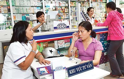 A patient is seeking an advise from a skilled pharmacist at one of drugstore of ECO's chains ( Photo: SGGP) A patient is seeking an advise from a skilled pharmacist at one of drugstore of ECO's chains ( Photo: SGGP)