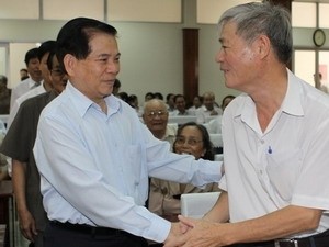 President Nguyen Minh Triet ( L ) shakes hands with a voter of Ho Chi Minh City's District 1 President Nguyen Minh Triet ( L ) shakes hands with a voter of Ho Chi Minh City's District 1