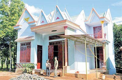 A newly-built house owned by a Jrai ethnic worker. Jrai ethnic people are building spacious houses with their new higher incomes reaped from jobs as modern farm workers (Photo: SGGP) A newly-built house owned by a Jrai ethnic worker. Jrai ethnic people are building spacious houses with their new higher incomes reaped from jobs as modern farm workers (Photo: SGGP)