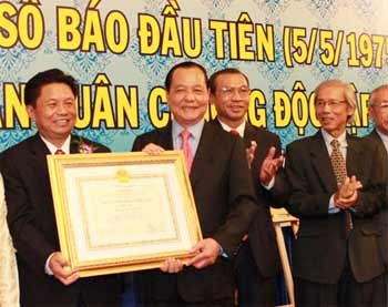 HCMC Party leader Le Thanh Hai (L, 2nd) hands over the Independence Order, Third Class, to SGGP Editor-in-chief Tran The Tuyen (L, 1st) on May 4 at the 35th anniversary of SGGP’s first edition (May 5). This Order was conferred on SGGP by President Nguyen Minh Triet. (Photo: SGGP) HCMC Party leader Le Thanh Hai (L, 2nd) hands over the Independence Order, Third Class, to SGGP Editor-in-chief Tran The Tuyen (L, 1st) on May 4 at the 35th anniversary of SGGP’s first edition (May 5). This Order was conferred on SGGP by President Nguyen Minh Triet. (Photo: SGGP)