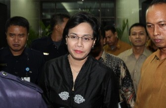 Indonesian Finance Minister Sri Mulyani Indrati (C) leaves her office in Jakarta on May 5, 2010. AFP photo Indonesian Finance Minister Sri Mulyani Indrati (C) leaves her office in Jakarta on May 5, 2010. AFP photo