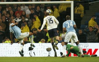 Peter Crouch (C) scores his goal against Manchester City on May 5, 2010. AFP PHOTO Peter Crouch (C) scores his goal against Manchester City on May 5, 2010. AFP PHOTO