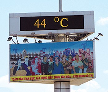 The photo shows an electric temperature board in Dong Ha town of Quang Tri Province at 1pm May 9 (Photo: Thanh Nien) The photo shows an electric temperature board in Dong Ha town of Quang Tri Province at 1pm May 9 (Photo: Thanh Nien)