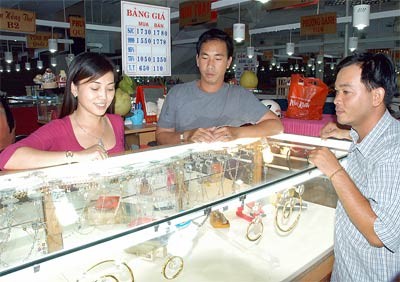 At a gold store in Ho Chi Minh City's District 1. The domestic gold price has risen slightly on these days following a sudden surge in the global price on May 7 (Photo: SGGP) At a gold store in Ho Chi Minh City's District 1. The domestic gold price has risen slightly on these days following a sudden surge in the global price on May 7 (Photo: SGGP)