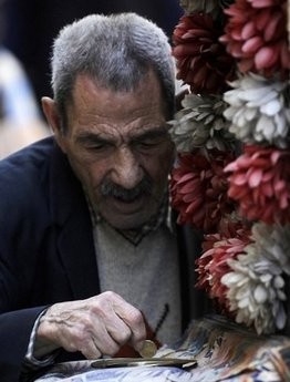 A street musician picks up 20 cents from his plate in downtown Athens, May 11. AFP photo A street musician picks up 20 cents from his plate in downtown Athens, May 11. AFP photo