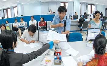 Customers and agents process transactions at an Eximbank branch in Ho Chi Minh City (Photo: SGGP) Customers and agents process transactions at an Eximbank branch in Ho Chi Minh City (Photo: SGGP)