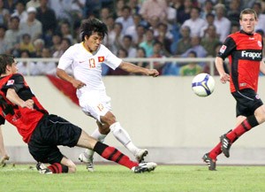 Vietnam striker Le Quang Hai (C) challenged by an Eintracht Frankfurt defender during a friendly between Vietnam and the German club at My Dinh Stadium, Hanoi on May 12, 2010. Frankfurt won 2-0. (Photo: SGGP) Vietnam striker Le Quang Hai (C) challenged by an Eintracht Frankfurt defender during a friendly between Vietnam and the German club at My Dinh Stadium, Hanoi on May 12, 2010. Frankfurt won 2-0. (Photo: SGGP)