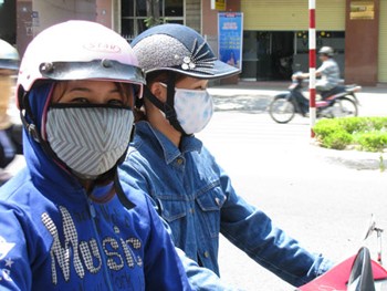 Motorists cover up in the sweltering weather (Filed Photo: DanTri) Motorists cover up in the sweltering weather (Filed Photo: DanTri)
