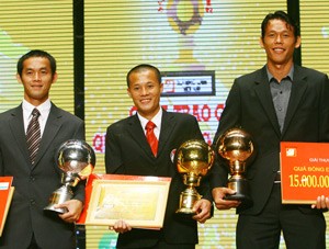 (L-R) Nguyen Vu Phong, Pham Thanh Luong and Bui Tan Truong receive the Silver Ball, Golden Ball and Bronze Ball at the award presentation gala May 17, 2010 in Ho Chi Minh City (Photo: SGGP) (L-R) Nguyen Vu Phong, Pham Thanh Luong and Bui Tan Truong receive the Silver Ball, Golden Ball and Bronze Ball at the award presentation gala May 17, 2010 in Ho Chi Minh City (Photo: SGGP)
