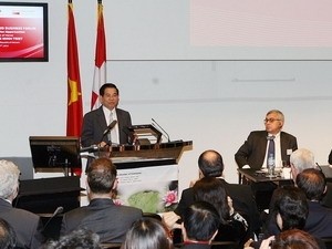 Vietnamese President Nguyen Minh Triet (standing) delivers a speech during a Vietnam-Switzerland business forum in Switzerland’s Bern on May 17, 2010 (Photo: Vietnam News Agency) Vietnamese President Nguyen Minh Triet (standing) delivers a speech during a Vietnam-Switzerland business forum in Switzerland’s Bern on May 17, 2010 (Photo: Vietnam News Agency)