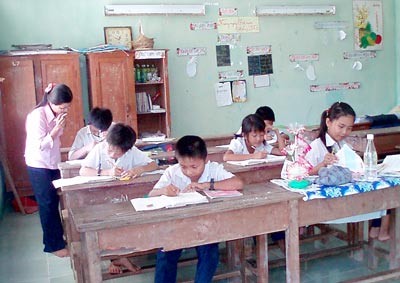 A teacher instructs her students to do exercises at a primary school in a suburban area ( Photo: SGGP) A teacher instructs her students to do exercises at a primary school in a suburban area ( Photo: SGGP)