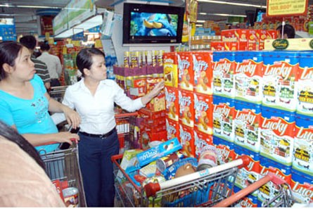 Customers choose goods at a Saigon Co-op's supermarket in HCM City. The retailer on May 18 said that its quantity of orders depended on a company's ecological ranking at the award. Customers choose goods at a Saigon Co-op's supermarket in HCM City. The retailer on May 18 said that its quantity of orders depended on a company's ecological ranking at the award.